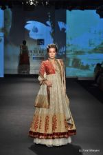 Model walk the ramp for Anju Modi show at PCJ Delhi Couture Week Day 3 on 10th Aug 2012 200 (50).JPG